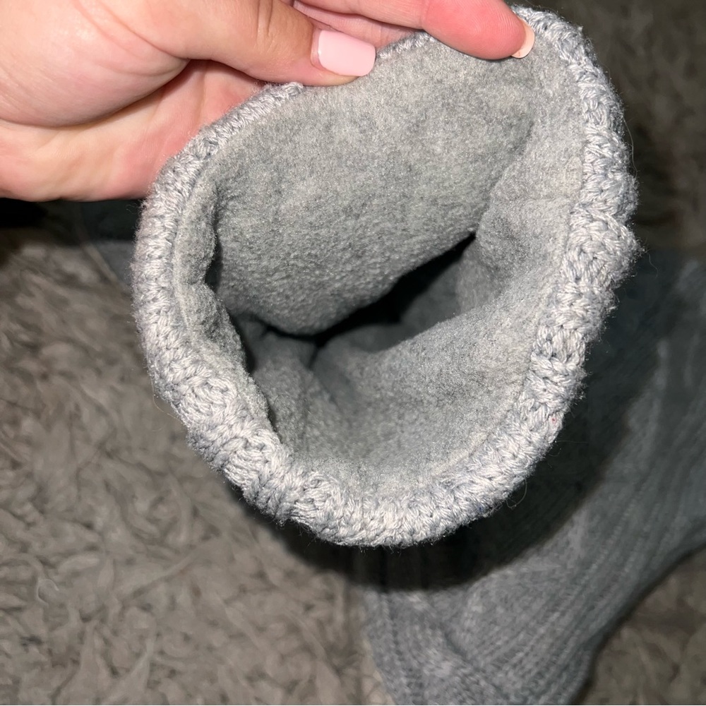 Fuzzy knitted booties - Picture 5 of 5